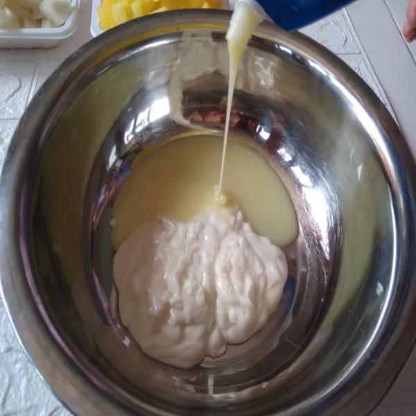 Di wadah yang lain. Masukkan mayonaise, lalu masukkan kental manis. Aduk rata.