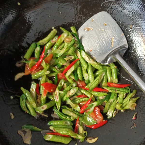 Masukkan kacang panjang, aduk rata.