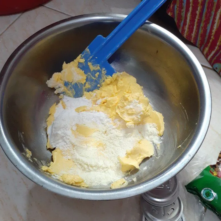 Step 1 Kue Semprit Bunga