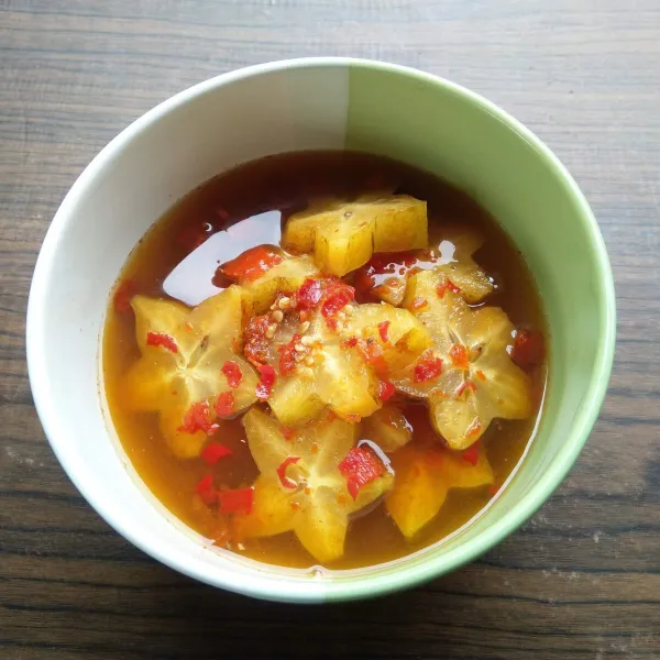 Tambahkan bumbu rujak ke dalam mangkuk. Siap disajikan. Atau simpan ke dalam lemari es selama 1 jam jika suka dingin.