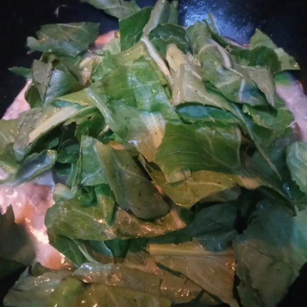 Terakhir masukkan keciwis yang telah dipotong-potong. mAsak hingga keciwis layu. matikan api dan sajikan.