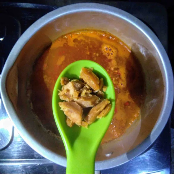 Tambahkan gula jawa, masak hingga gula larut. Angkat lalu tunggu dingin.