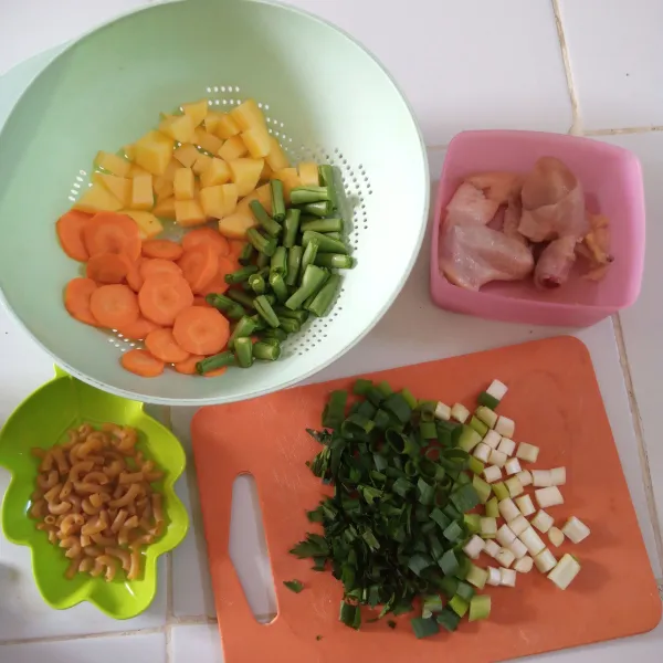 Siapkan semua bahan. potong sayuran sesuai selera, cuci bersih ayam.