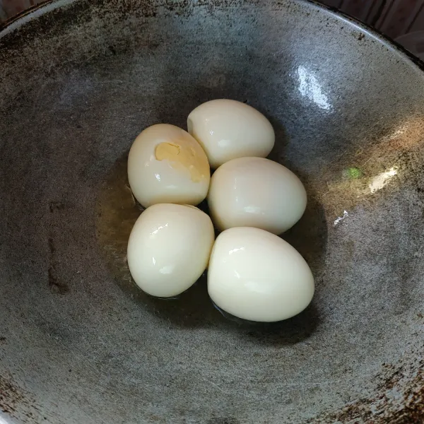 Kupas telur, kemudian goreng sebentar.