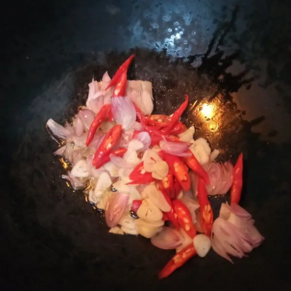 Panaskan wajan, beri sedikit minyak. Tumis bumbu iris dan lengkuas hingga harum.