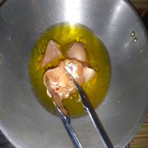 Panaskan minyak goreng dan masukkan ayam satu persatu, goreng hingga matang berwarna kuning keemasan. Angkat dan tiriskan.