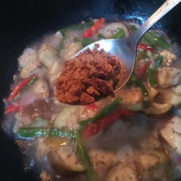 Beri garam, gula putih dan gula merah. Aduk rata. Masak hingga mendidih dan sayuran setengah matang.