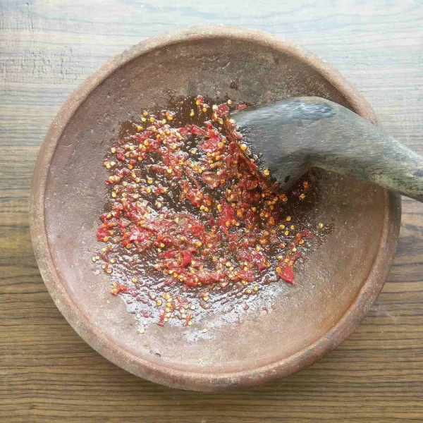 Uleg cabe rawit, cabe merah keriting, gula, garam, terasi dan asam jawa hingga halus.