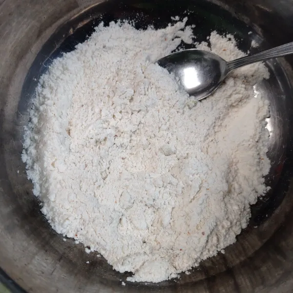Campur tepung terigu dengan bumbu mie, garam dan lada, tambahkan air secukupnya, aduk hingga menjadi adonan.