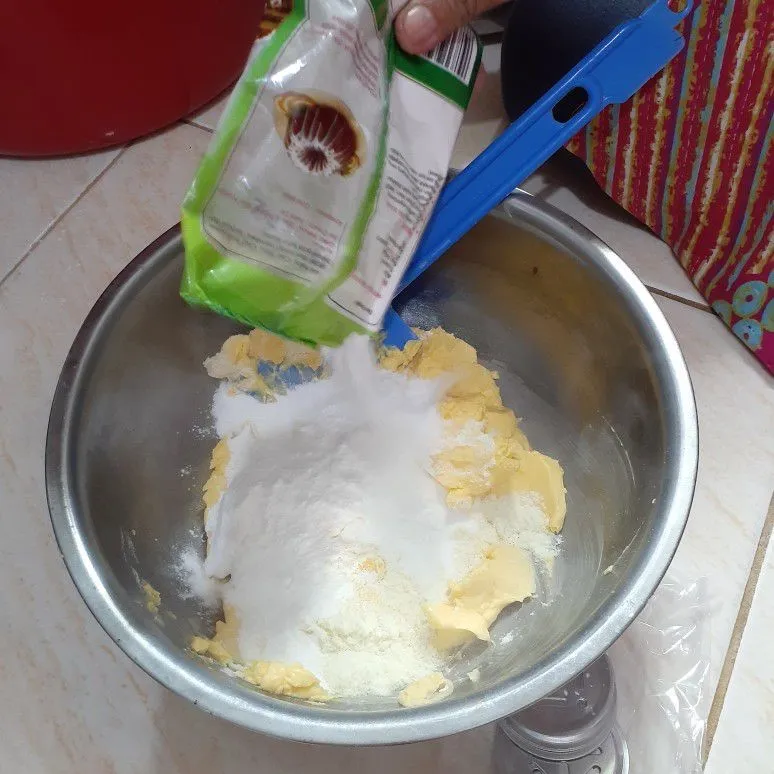Step 2 Kue Semprit Bunga