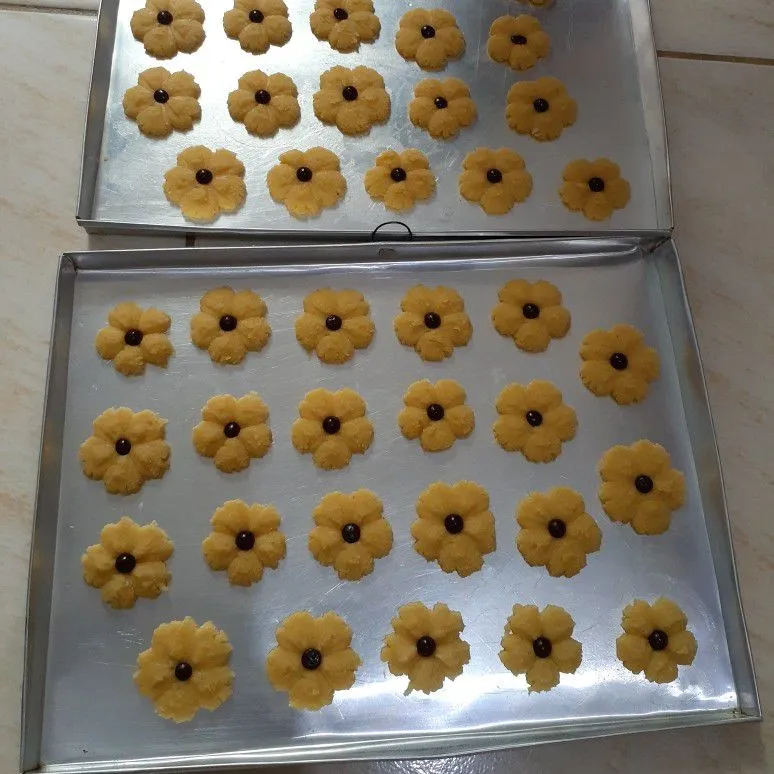 Step 5 Kue Semprit Bunga