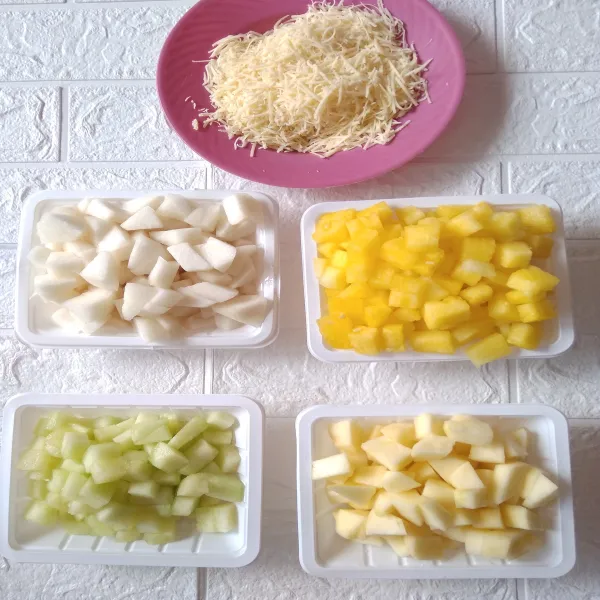 Potong kotak semua buah-buahan. Parut keju cheddar, sisihkan.