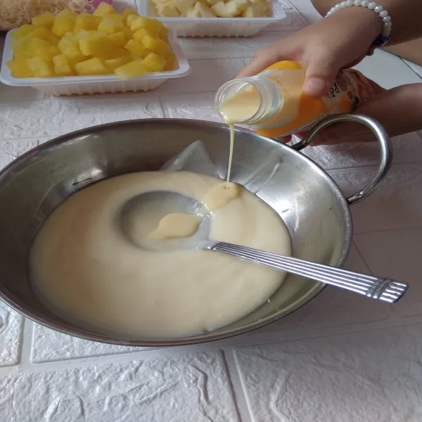 Masukkan yogurt dan aduk rata.