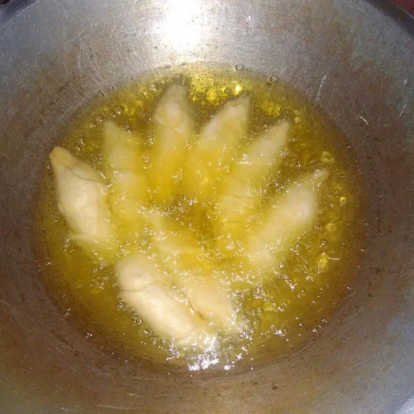 Goreng dalam minyak panas hingga kuning keemasan.