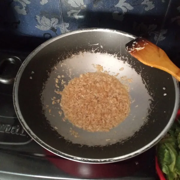 Cuci udang rebon lalu goreng sampai matang, angkat dan tiriskan.
