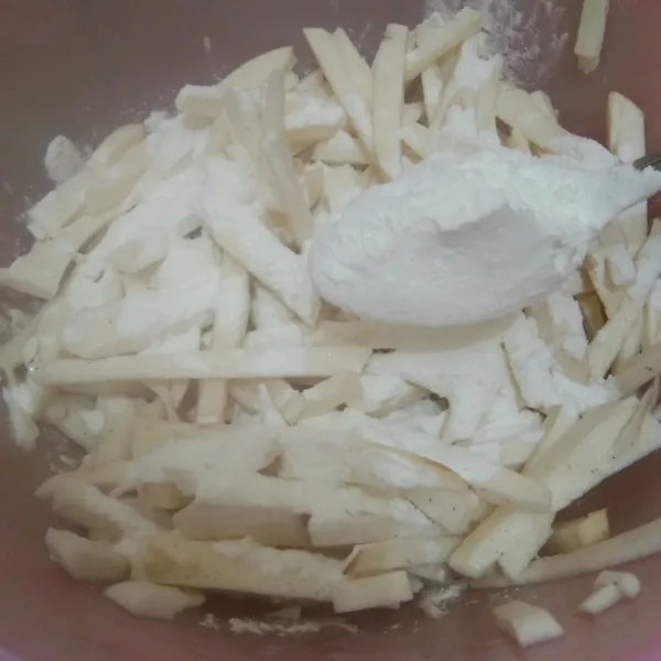 Masukan tepung maizena, aduk rata dengan talas