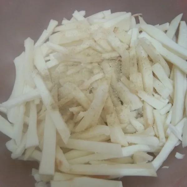 Tambahkan talas dengan  garam, merica bubuk dan kaldu jamur, aduk rata