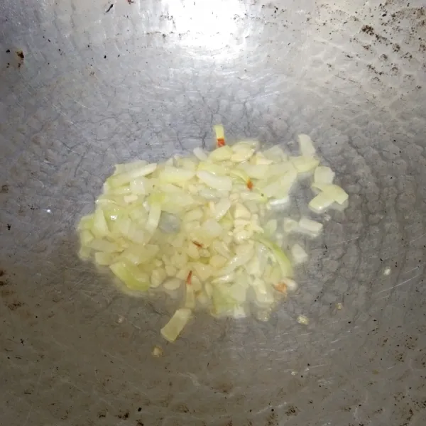 tumis bawang putih dan bawang bombay hingga harum