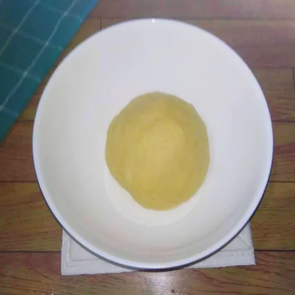 Setelah kalis, diamkan selama 10-15 menit sambil ditutup kain serbet. Sisihkan.