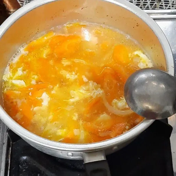 Tuang air, masukkan wortel masak 3 menit sampai wortel agak empuk