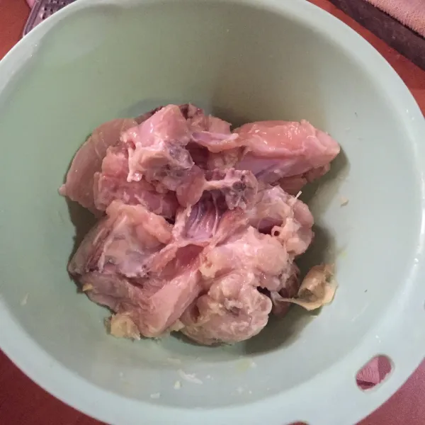 Campurkan ayam dengan bawang putih halus, garam, kaldu bubuk, dan merica. Lalu marinasi minimal 1 jam.
