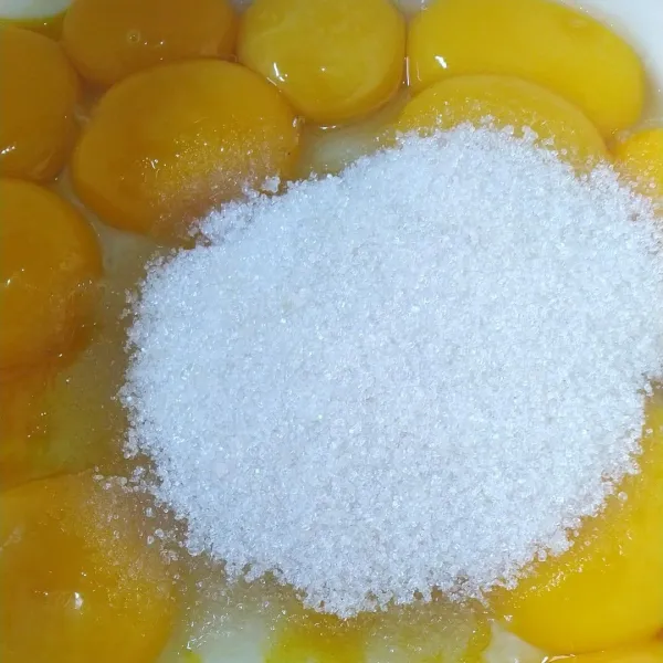 Mixer gula dan kuning telur sampe gula larut, masukkan sp, mixer sampe putih mengembang.