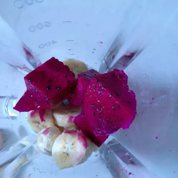 Masukkan semua bahan dalam blender.