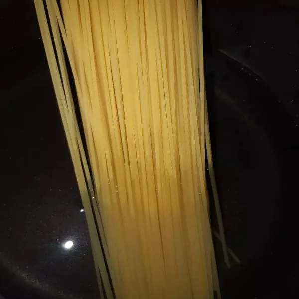 Rebus spageti dengan 1 sdt garam hingga matang