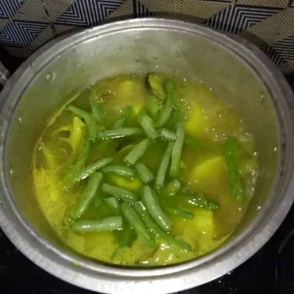 Bila singkong mulai empuk, masukkan buncis, garam, gula pasir dan kaldu jamur. Masak hingga matang dan cicipi rasanya, sajikan.