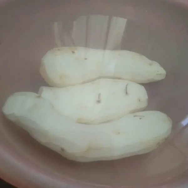 Kupas talas kemudian potong korek cuci bersih