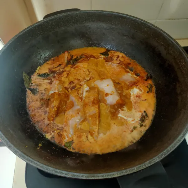 Masukkan Ikan kakap yang sudah dibaluri bumbu dan santan kedalam wajan aduk sampai merata
