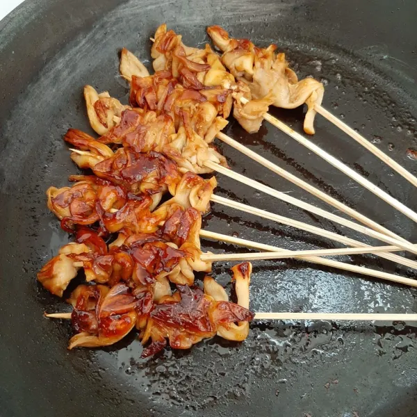 Panggang sambil dioles dengan bahan olesan sampai kedua sisi matang.