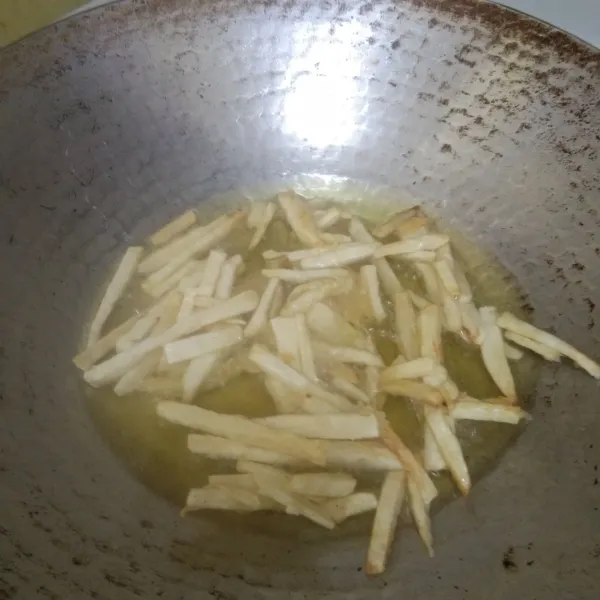 Goreng talas hingga matang kecokelatan, tiriskan