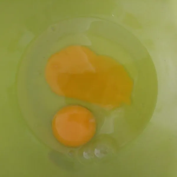 Untuk bahan kulitnya, pecahkan dua butir telur ayam.