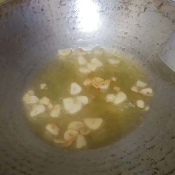 Goreng bawang putih dengan api kecil hingga matang kecokelatan, tiriskan