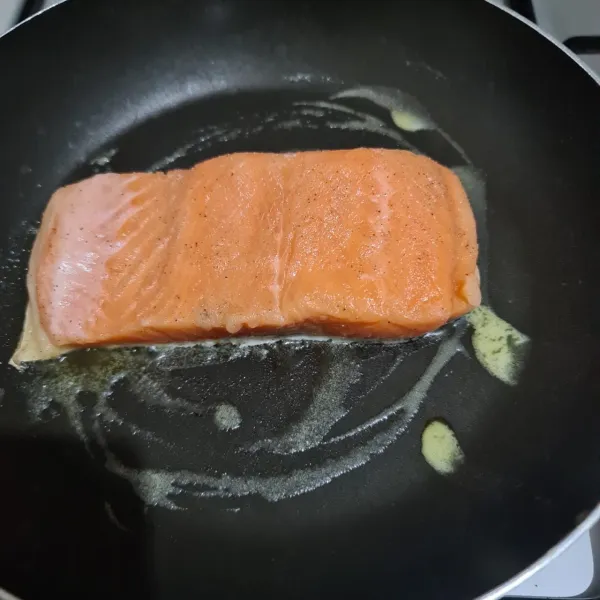 Masak salmon di wajan anti lengket dengan sedikit margarin.