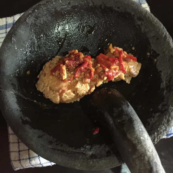 Setelah ayam dan sambal matang, simpan ayam satu persatu di atas cobek, tambahkan sambal lalu geprek. sajikan.