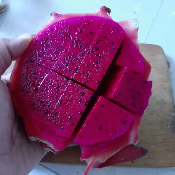 Potong buah naga dan pisang.