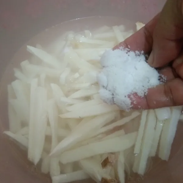 Rendam irisan talas dengan garam selama 15 menit