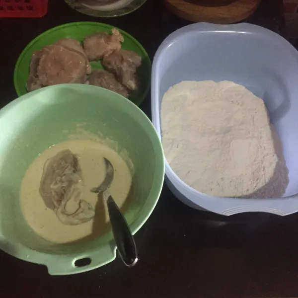 Setelah dimarinasi, celupkan ayam ke dalam adonan tepung basah lalu gulingkan ke dalam adonan tepung kering, sambil dicubit-cubit. Pastikan tepung menempel dengan baik dengan ayam.