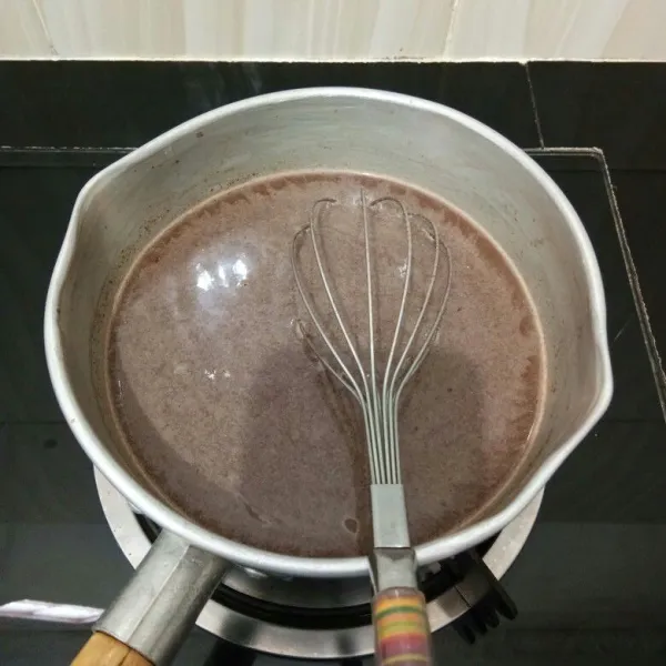 Kemudian masak puding sambil di aduk hingga mendidih. Angkat dan biarkan sebentar hingga uap panasnya hilang.