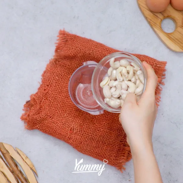 Masukkan kacang mete, minyak sayur, susu dan almond ke dalam blender, blender hingga tercampur rata.