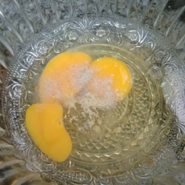 Kocok lepas telur beserta garam, kaldu jamur dan merica bubuk, sisihkan