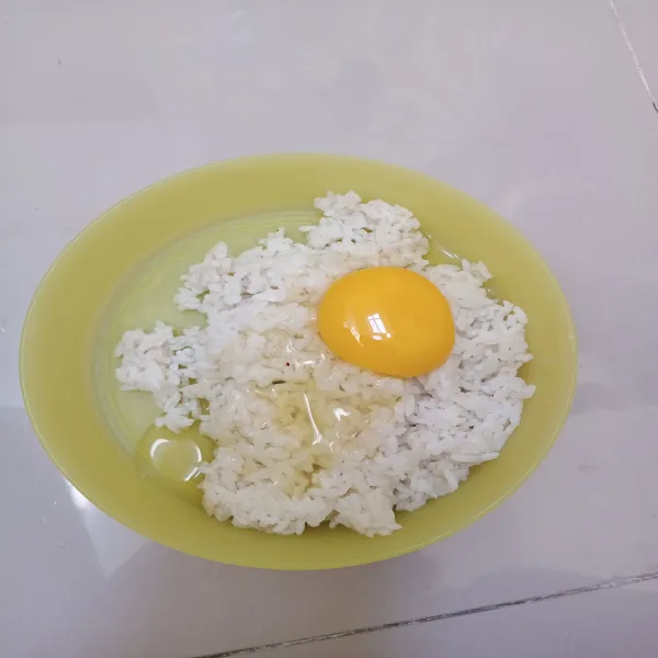 Campurkan telur ayam mentah dengan nasi aduk sampai rata