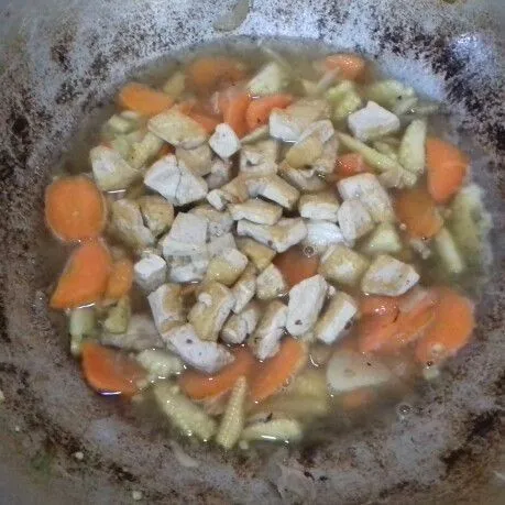 Beri air. Tambahkan garam, lada, gula dan saus tiram. Masak hingga wortel matang. Koreksi rasa.