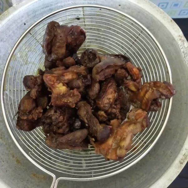 Goreng ati ampela hingga kering.