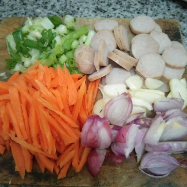 Siapkan irisan wortel, sosis, bawang daun, bawang putih dan bawang merah