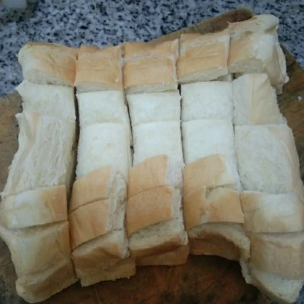 Potong dadu roti tawar