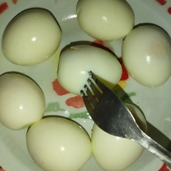 Kemudian kupas telurnya, lalu sebelum digoreng, tusuk-tusuk telur dengan garpu, agar nanti pas telur digoreng tidak pecah.