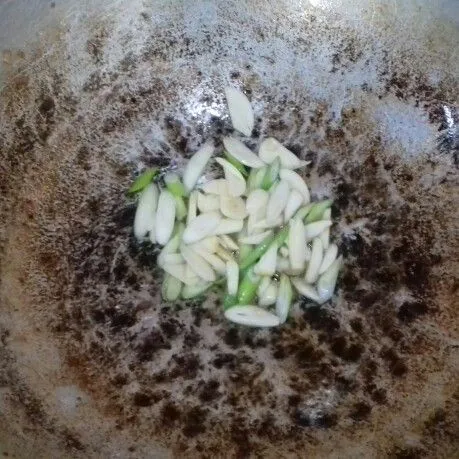 Panaskan minyak, tumis bawang putih dan prei hingga layu dan wangi.